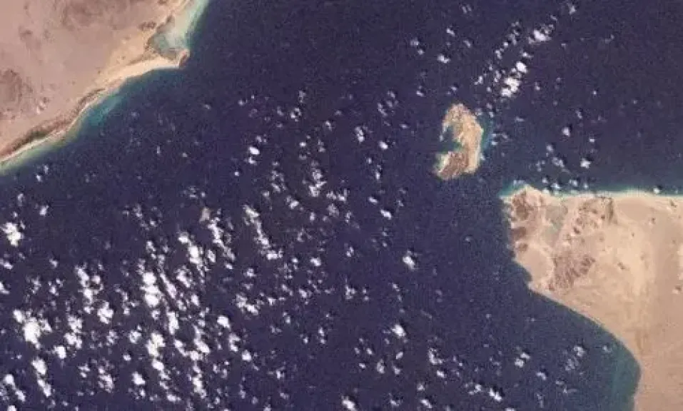 رئيس البرلمان الإيراني يلمح لهجمات على ممر مائي إستراتيجي آخر