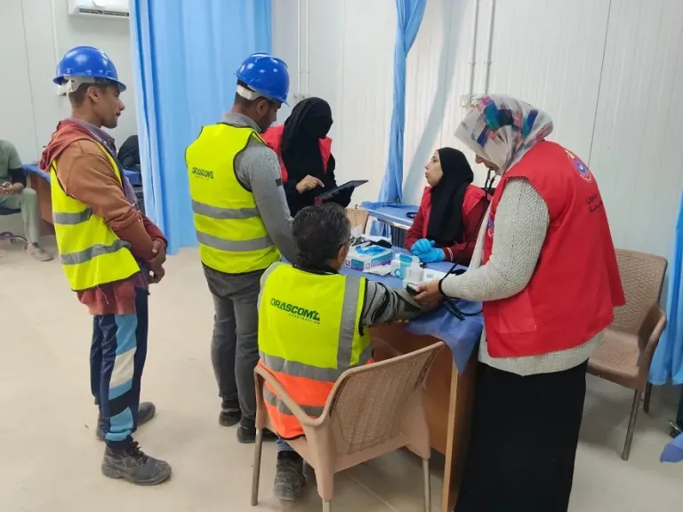 صحة مطروح: فرق المبادرات الرئاسية تصل المواقع الإنشائية برأس الحكمة لخدمة العاملين