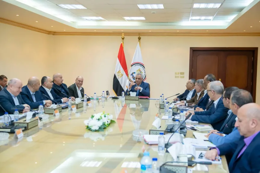 وزير الدولة للإنتاج الحربي يتابع الأداء المالي للشركات التابعة