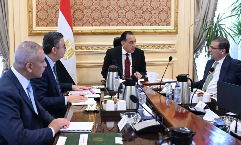 رئيس الوزراء يتابع موقف توافر السلع الاستراتيجية في الأسواق واستعدادات الموسم الحالي لتوريد القمح المحلي