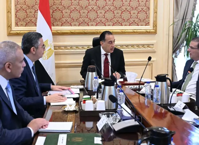 رئيس الوزراء يتابع موقف توافر السلع الاستراتيجية في الأسواق واستعدادات الموسم الحالي لتوريد القمح المحلي