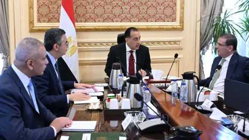 رئيس الوزراء يتابع موقف توافر السلع الاستراتيجية في الأسواق واستعدادات الموسم الحالي لتوريد القمح المحلي