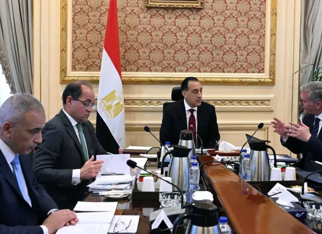 رئيس الوزراء يتابع مع وزيرى المالية والبترول عددًا من ملفات العمل المشترك