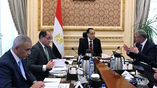 رئيس الوزراء يتابع مع وزيرى المالية والبترول عددًا من ملفات العمل المشترك