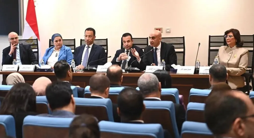 وزير التعليم: ندرس تخصيص باقات رقمية آمنة للطلاب دون سن 18 عامًا