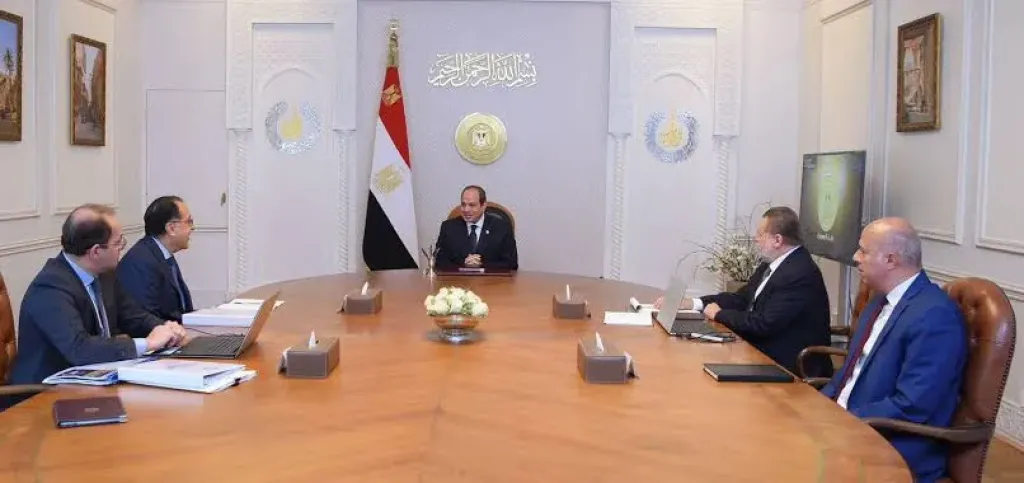 الرئيس السيسي يجتمع مع رئيس الوزراء ومحافظ البنك المركزي