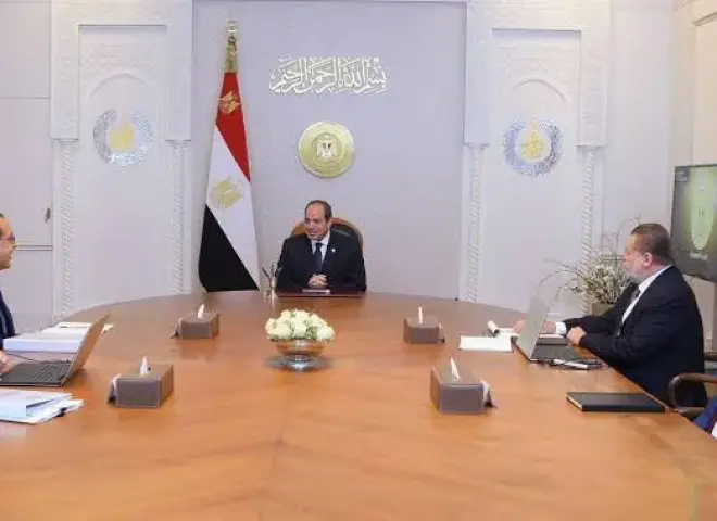 الرئيس السيسي يجتمع مع رئيس الوزراء ومحافظ البنك المركزي
