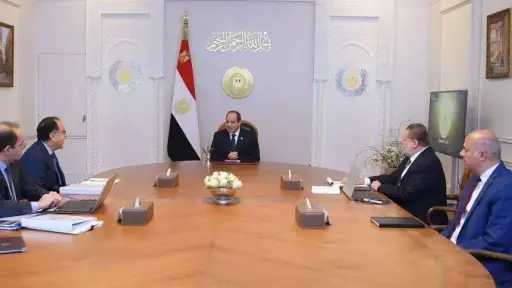 الرئيس السيسي يجتمع مع رئيس الوزراء ومحافظ البنك المركزي