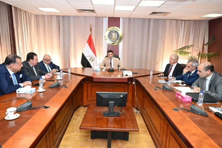 وزير الصناعة يبحث سبل تعظيم الاستفادة من الخامات التعدينية وتعميق الصناعة المحلية