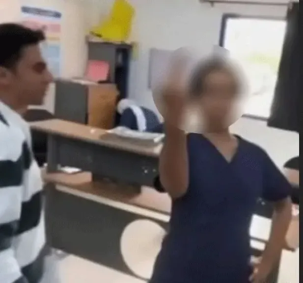 فيديو صادم في مستشفى دهب.. طبيبة توجه إشارة مهينة لمريضة ويشتعل الجدل على السوشيال ميديا