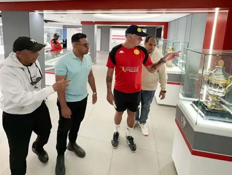 حازم إمام يصطحب مارك فيش في جولة داخل نادي الزمالك