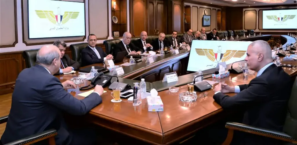 وزير الطيران يعقد اجتماعا موسعا لمتابعة الاستعدادات النهائية لموسم الحج