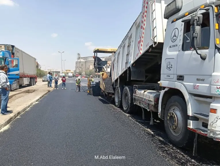 رئيس جهاز مدينة العبور يتابع تنفيذ أعمال تطوير الطرق ويوجه بتكثيف معدلات الإنجاز بمواقع العمل