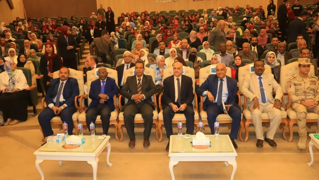 جامعة أسوان تنظم ندوة طلابية تثقيفية لتنظيم المجتمع وتعزيز المشاركة المجتمعية وفق رؤية مصر 2030