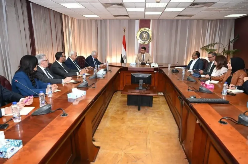 وزير الصناعة يبحث مع وفد غرفة التجارة الأمريكية بالقاهرة سبل تعزيز التعاون