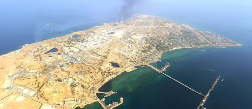 استهداف جزيرة خرج الإيرانية بغارات جوية يهدد صادرات النفط ويثير قلق الأسواق العالمية