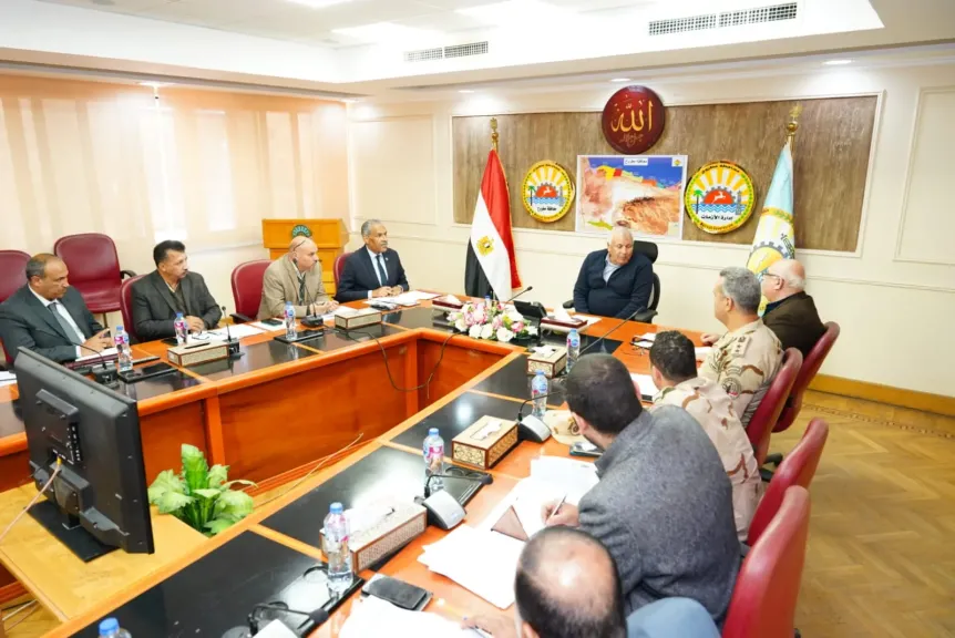 محافظ مطروح يناقش استعدادات دخول المحافظة المرحلة الثانية للمبادرة الرئاسية «حياة كريمة»