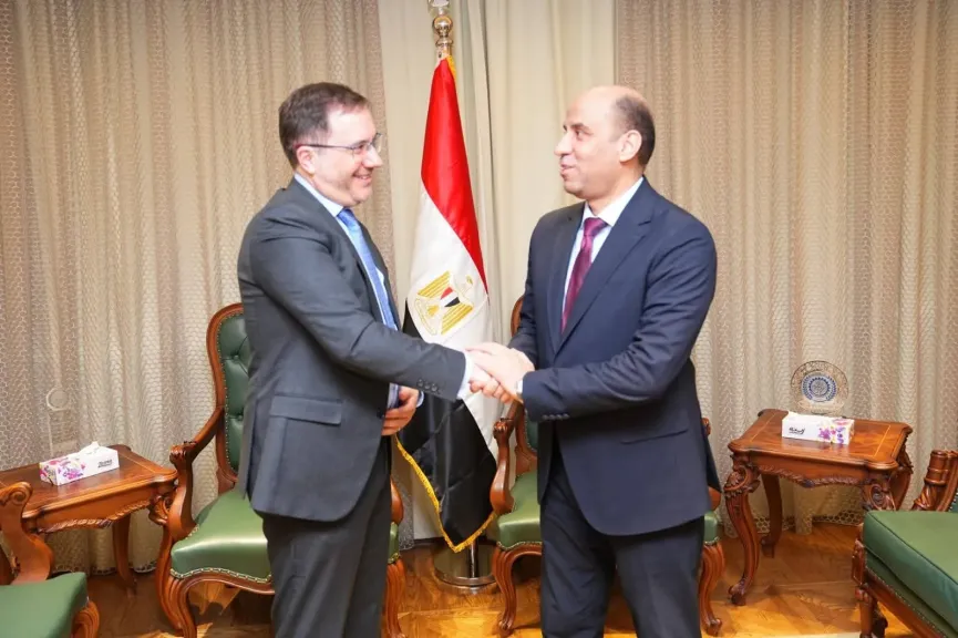 وزير العمل يلتقي سفير المملكة المتحدة بالقاهرة لبحث تعزيز التعاون
