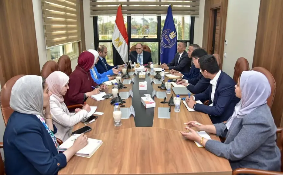 رئيس هيئة الدواء المصرية يبحث مع شركة ”ترايمف جونهنغ” الصينية باستثمارات 250 مليون دولار توطين صناعة الزجاج البوروسيليكاتي الصيدلاني