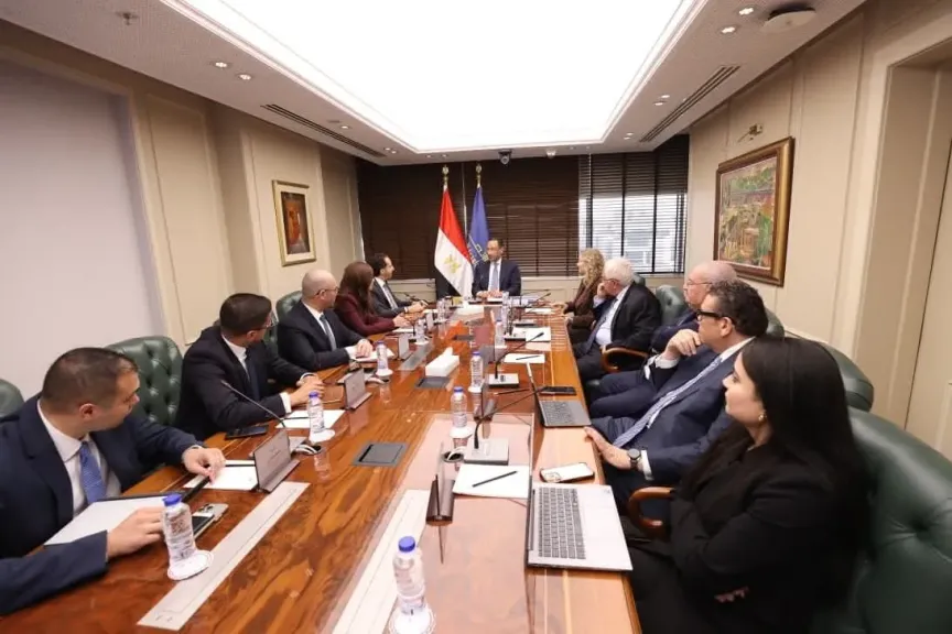 وزير الاتصالات يبحث مع مسؤولي شركة  Microsoft العالمية تعزيز الشراكة لدعم تطبيقات الذكاء الاصطناعي