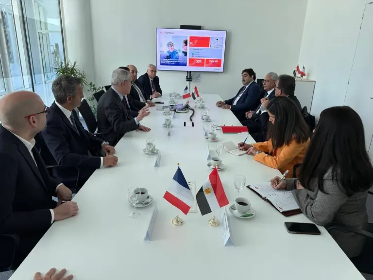 وزير الصحة يلتقي نائب رئيس شركة سيرفيه لبحث توطين صناعة أدوية الأورام والعلاجات المبتكرة