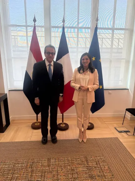 وزير الصحة يلتقي وزيرة الدولة الفرنسية لبحث تعزيز الشراكات في «الصحة الواحدة»