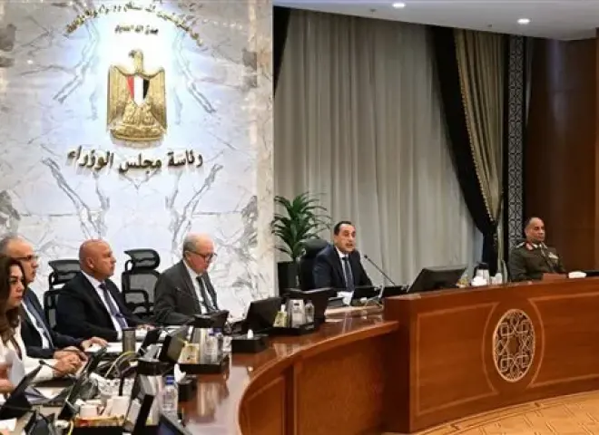 رئيس الوزراء: توجيهات رئاسية بالتوسع في الاعتماد على الطاقة الشمسية وزيادة احتياطي السلع الاستراتيجية