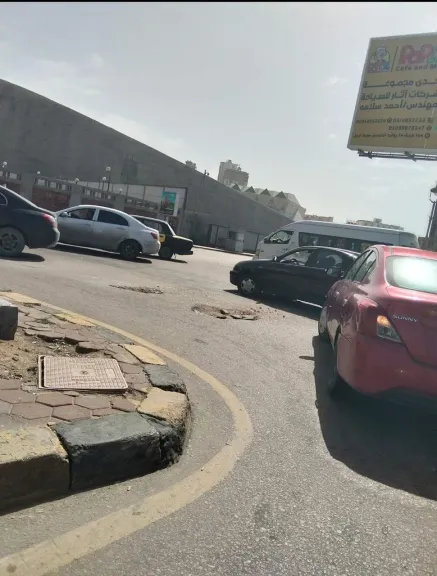 محافظ الإسكندرية  يوجّه مديرية الطرق بترميم و إصلاح الأجزاء المتهالك بالأسفلت لتحقيق الأمان المروري