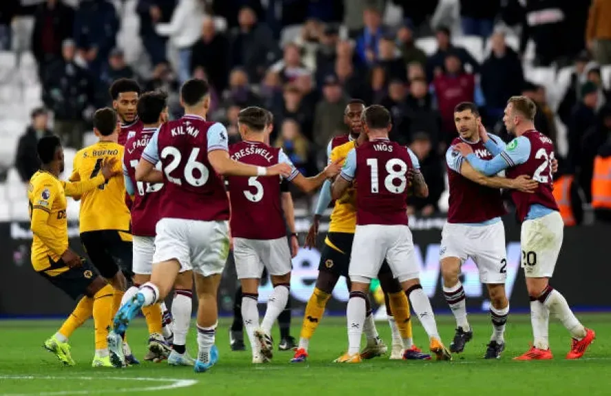 وست هام يسحق وولفرهامبتون برباعية ويقترب من الهروب من الهبوط