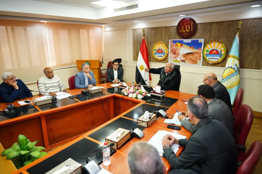 محافظ مطروح :تعظيم الاستفادة من المشروعات الاقتصادية وازالة العقبات للحفاظ على المال العام