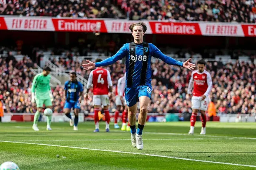 أرسنال يقدم هدية من ذهب لمانشستر سيتي بالسقوط أمام بورنموث بثنائية