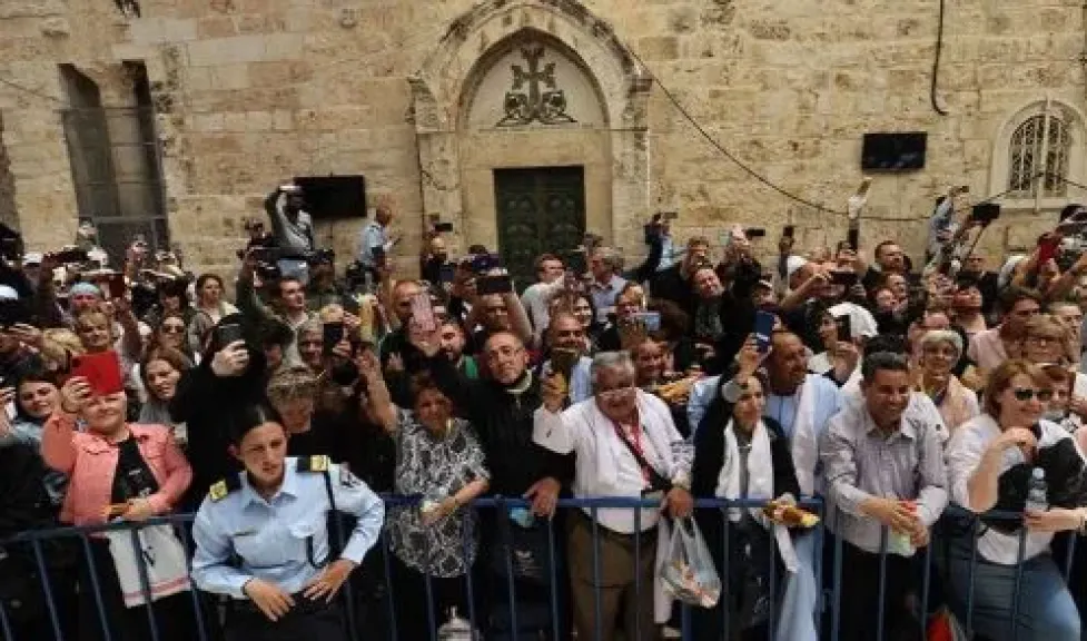كنائس فلسطين تتحدى قيود إسرائيل وتحيي سبت النور