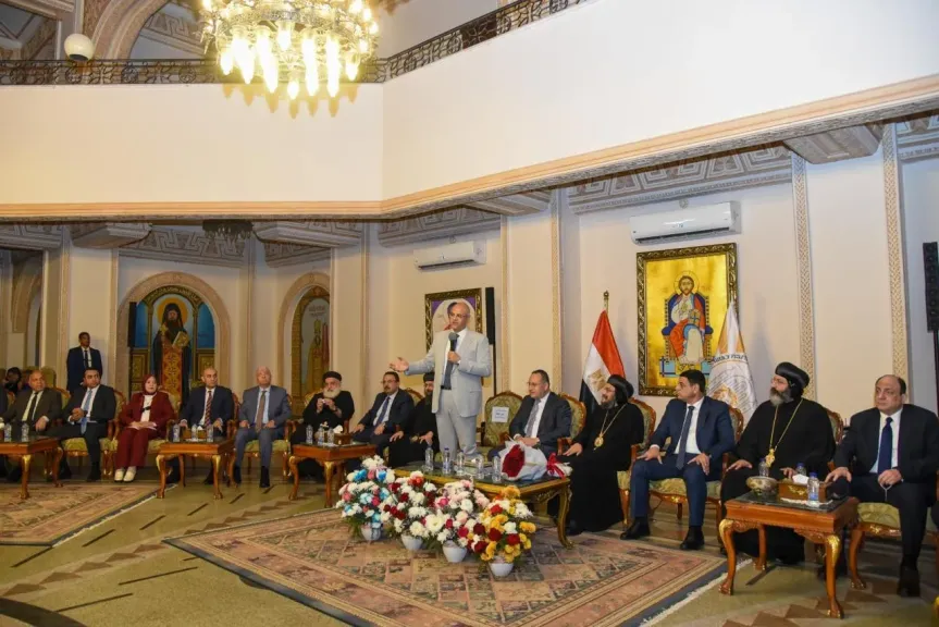 محافظ الإسكندرية يهنئ الإخوة الأقباط بعيد القيامة المجيد ويشاركهم فرحتهم بالعيد من داخل الكنيسة المرقسية