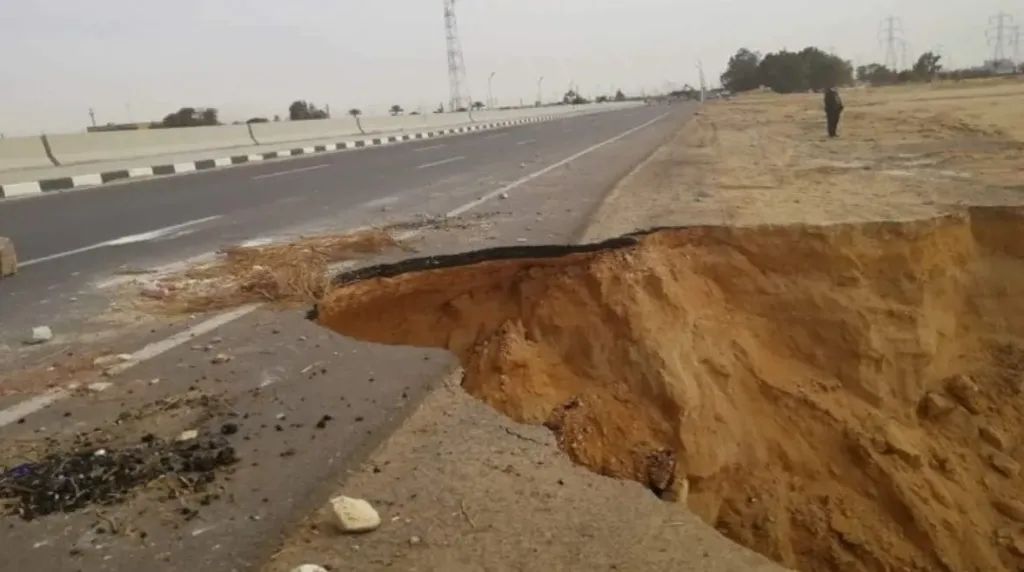 هبوط أرضي مفاجئ في عزبة الصعايدة بإمبابة.. وتحرك سريع من الأجهزة الأمنية