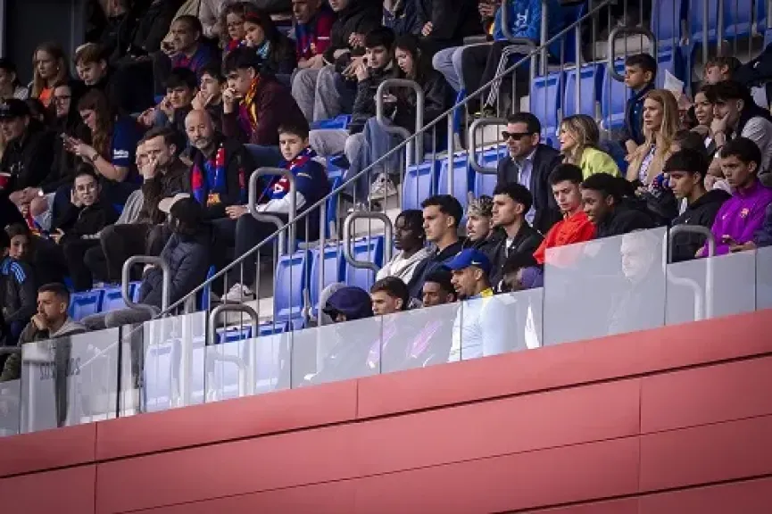 حمزة عبد الكريم يجاور يامال ونجوم برشلونة في متابعة فوز الرديف بديربي كتالونيا