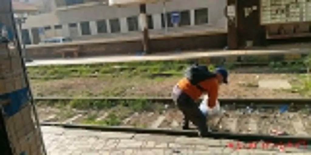 محافظ الإسكندرية يكلف نهضة مصر برفع فوري لمخلفات حرم الترام من فيكتوريا حتى محطة الرمل