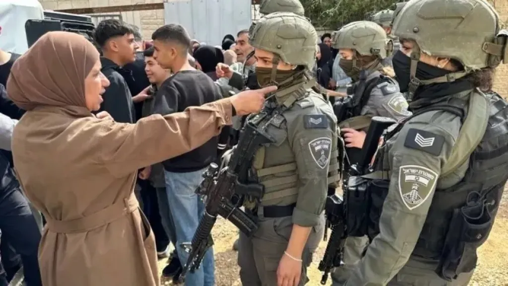 ساعتان للوداع.. فلسطينيات جنين يعدن إلى الركام بحثا عن الذكريات