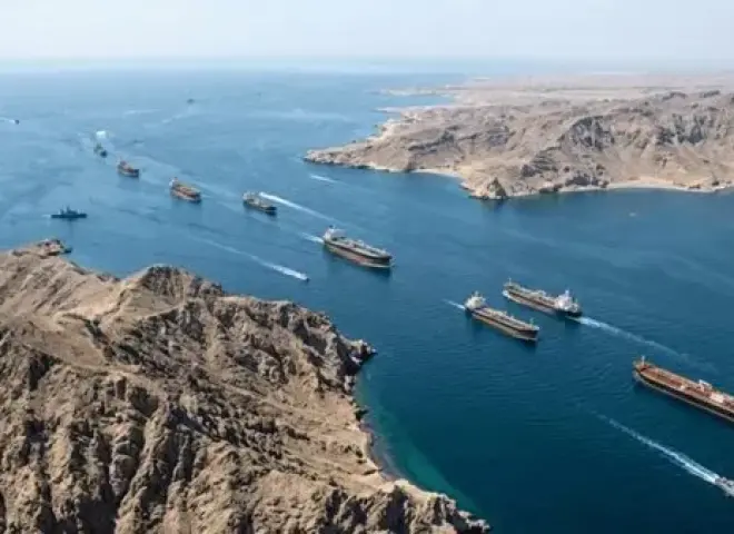 رويترز: قافلة ناقلات نفط تعبر مضيق هرمز بعد إعادة فتحه.. مؤشرات على انفراجة بأسواق الطاقة