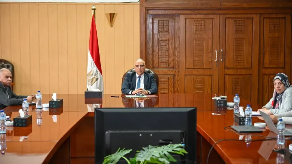 د.سويلم يتابع مشروع المسار الناقل لمياه الصرف الزراعي لمحطة المعالجة بالدلتا الجديدة بنسبة تنفيذ ٧٦%