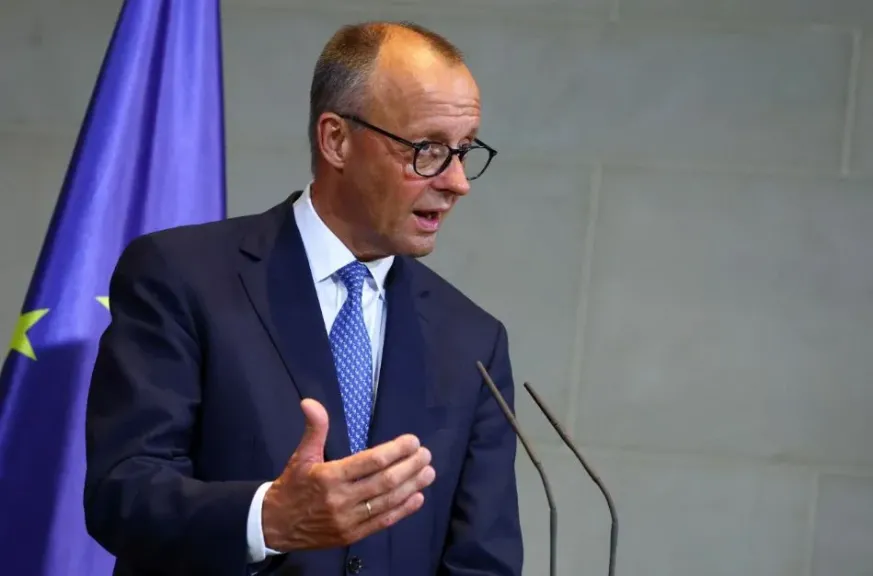 رويترز: المستشار الألماني يشارك في محادثات باريس بشأن مضيق هرمز