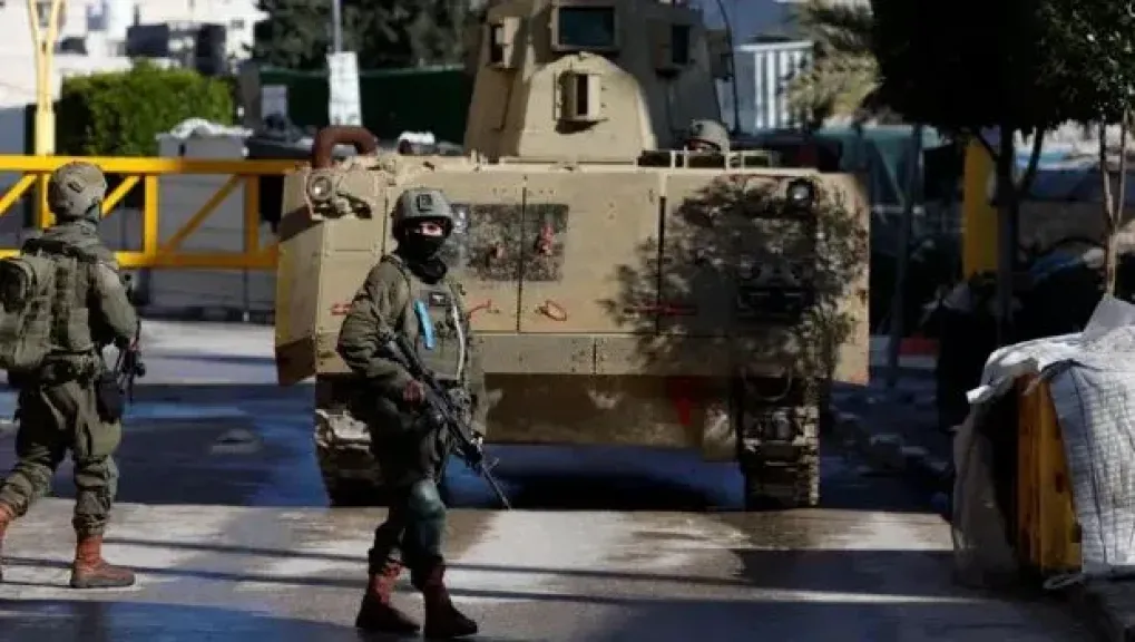 الجيش الإسرائيلي يقتحم الخليل ويغلق لجنة زكاة ويعتقل وزير أوقاف سابق