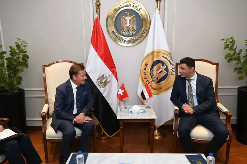 وزير الصناعة يبحث مع سفير سويسرا بالقاهرة سبل تعزيز التعاون بين البلدين للوصول لمرحلة الشراكة الصناعية