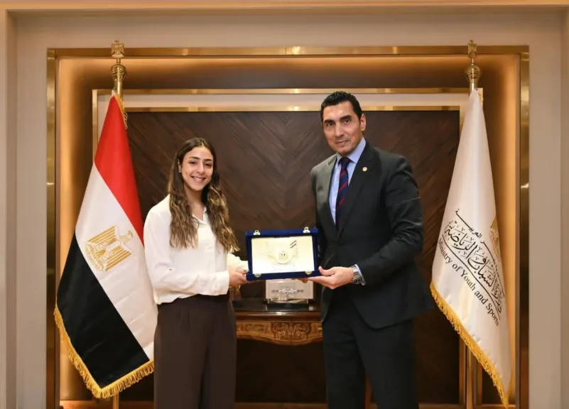وزير الشباب والرياضة يكرم هانيا الحمامي بعد تتويجها ببطولة الجونة الدولية للاسكواش