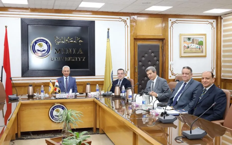 رئيس جامعة المنيا يترأس لجنة اختيار عميد كلية quot; الألسنquot;