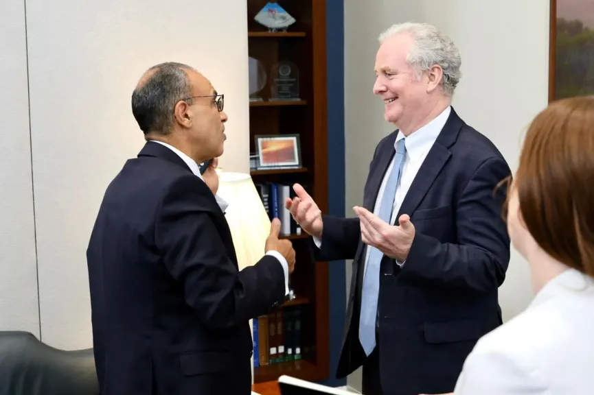 وزير الخارجية يلتقي عضو لجنتي العلاقات الخارجية والاعتمادات بمجلس الشيوخ الأمريكي
