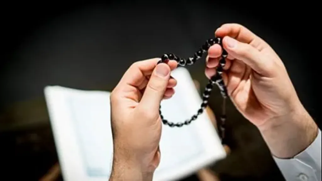 «آخر جمعة في شوال».. عالم أزهري يكشف أسرار الصلاة على النبي وفضلها العظيم