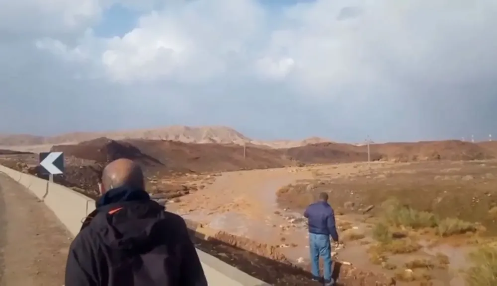 د. سويلم يتابع موقف الأمطار الغزيرة والسيول التي تعرضت لها محافظة جنوب سيناء