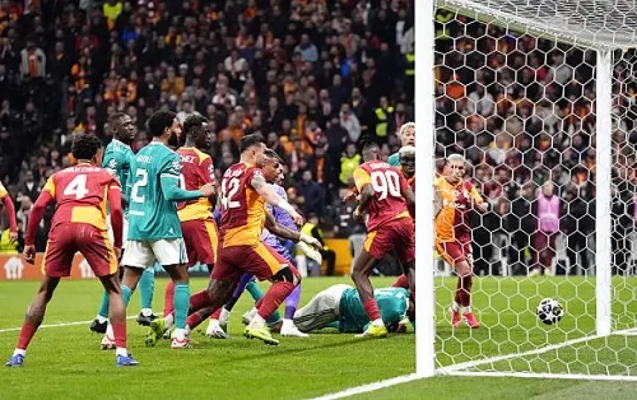 ليفربول يتحرك لضم آدم وارتون من كريستال بالاس