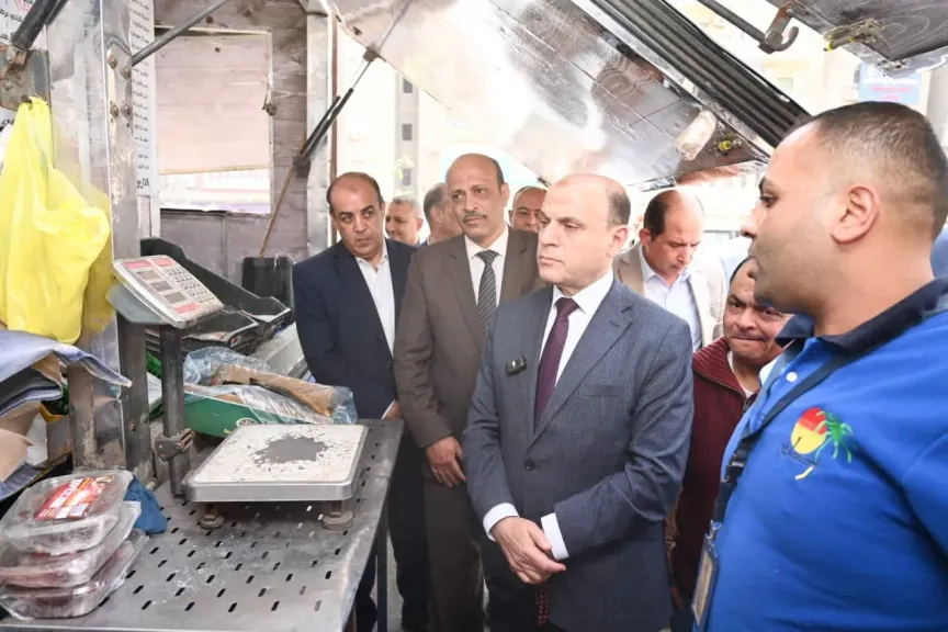 وسط توافد الأهالي.. محافظ الغربية يتابع حركة البيع بسوق اليوم الواحد بالمحلة وتخفيضات تصل لـ 30%