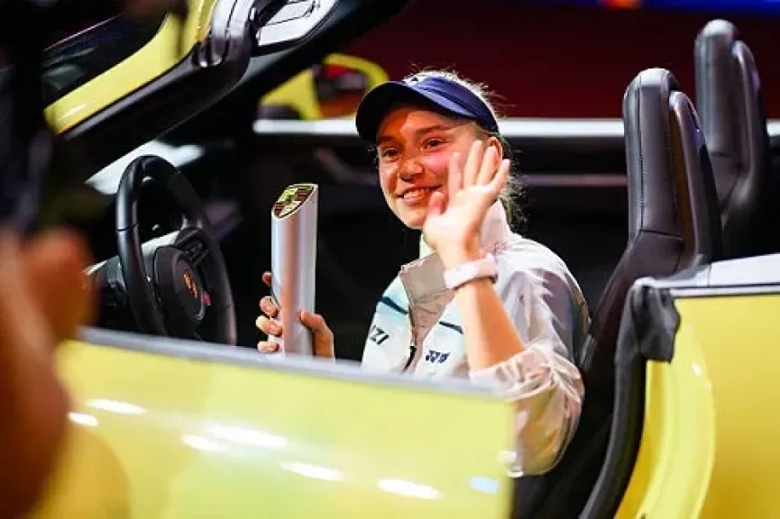 ريباكينا تهزم موخوفا لتفوز ببطولة شتوتجارت وسيارة للمرة الثانية